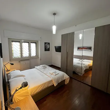 Moonlight Vatican Apartment Rom